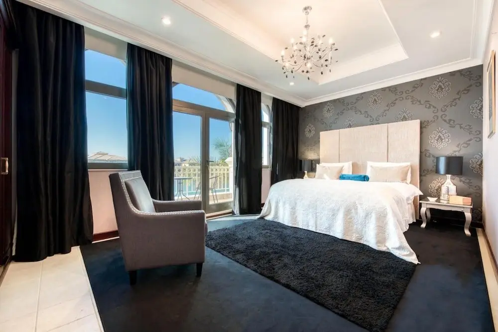 Дубай: Glamourous Beachfront Villa on The Palm w Pool