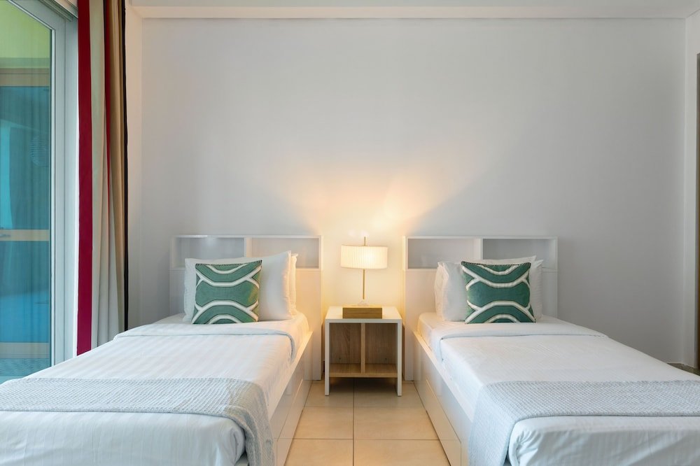 Дубай: Maison Privee - Exclusive Apt with Seafront Views over Palm Jumeirah