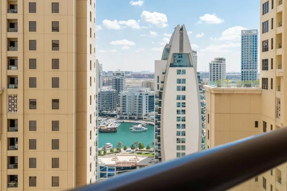 Дубай: Whitesage - Magnificent Waterfront Apt, Steps From the Beach
