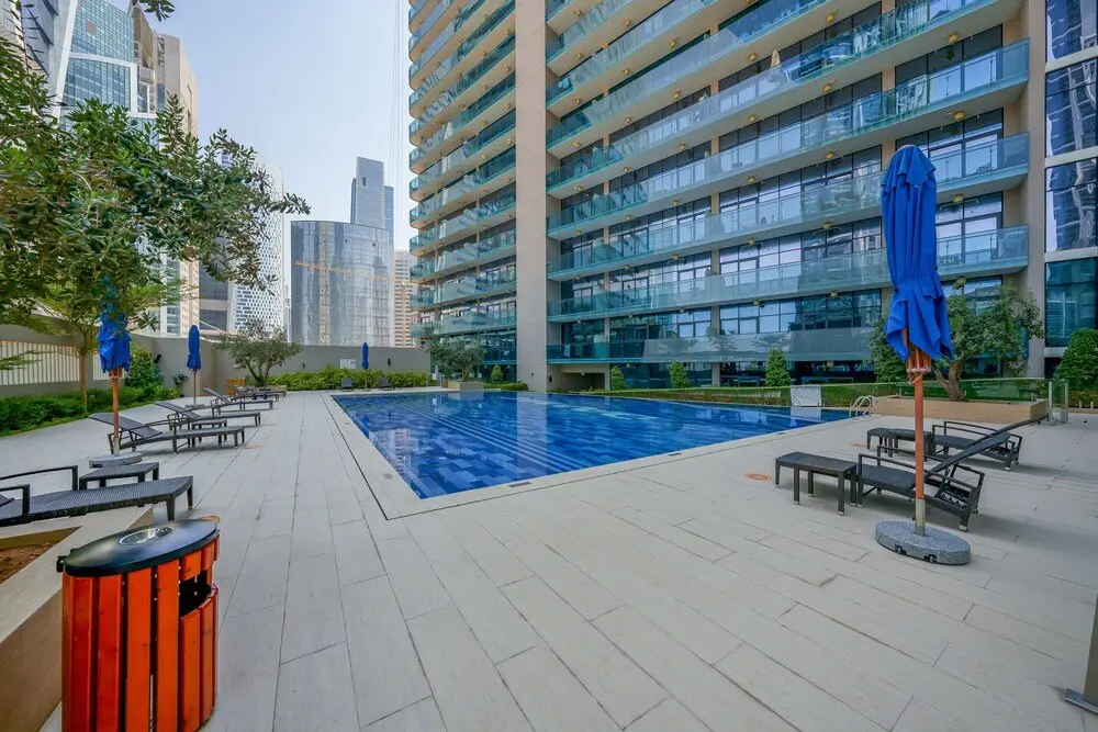 Дубай: Tanin - Apartment Amidst Lively Area With Pool and Balcony