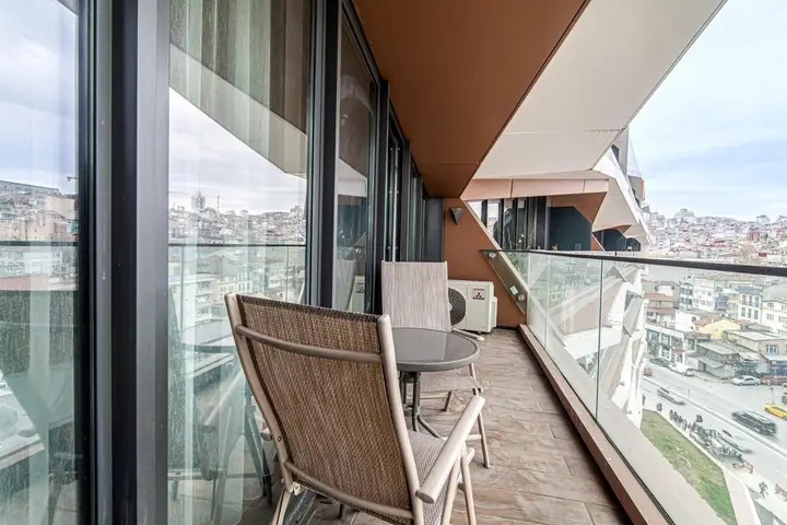 Стамбул: Modern Apartment in Beyoglu With Balcony