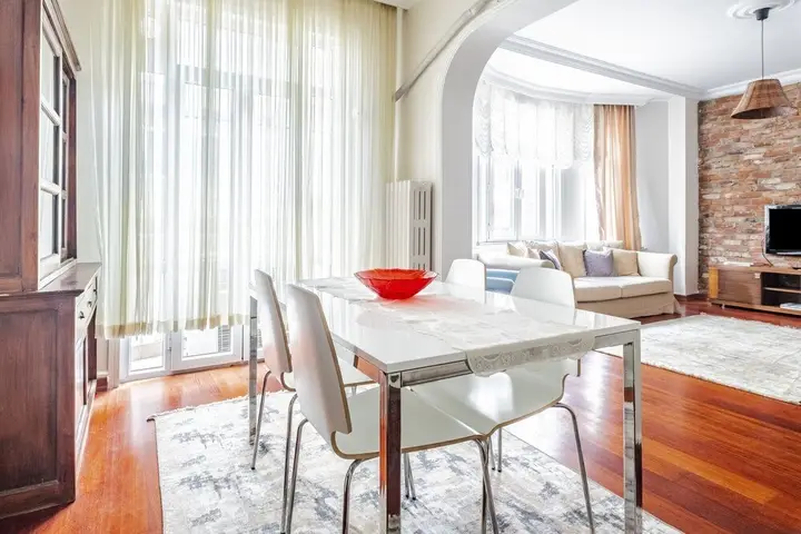 Стамбул: Centrally Located Apartment With Balcony in Sisli