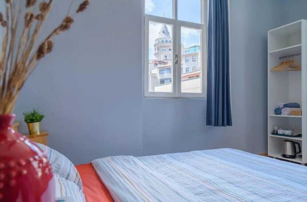 Стамбул: With Galata Tower View