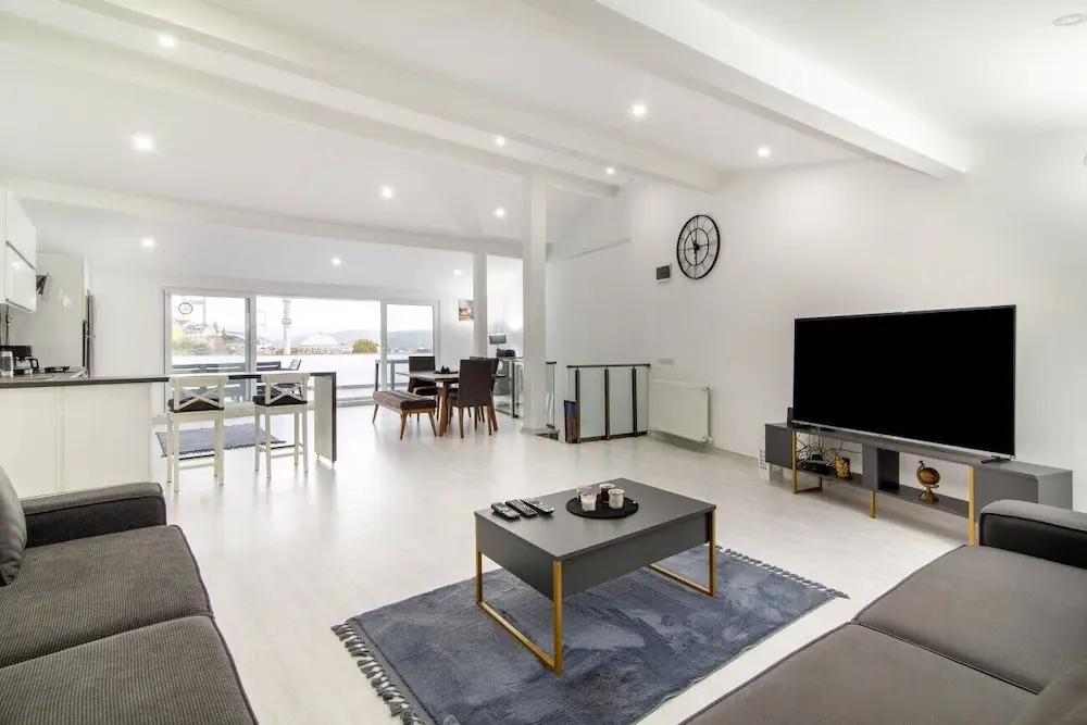 Стамбул: Sleek House With a Lovely Terrace in Besiktas