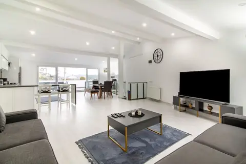 Sleek House With a Lovely Terrace in Besiktas — фото 1