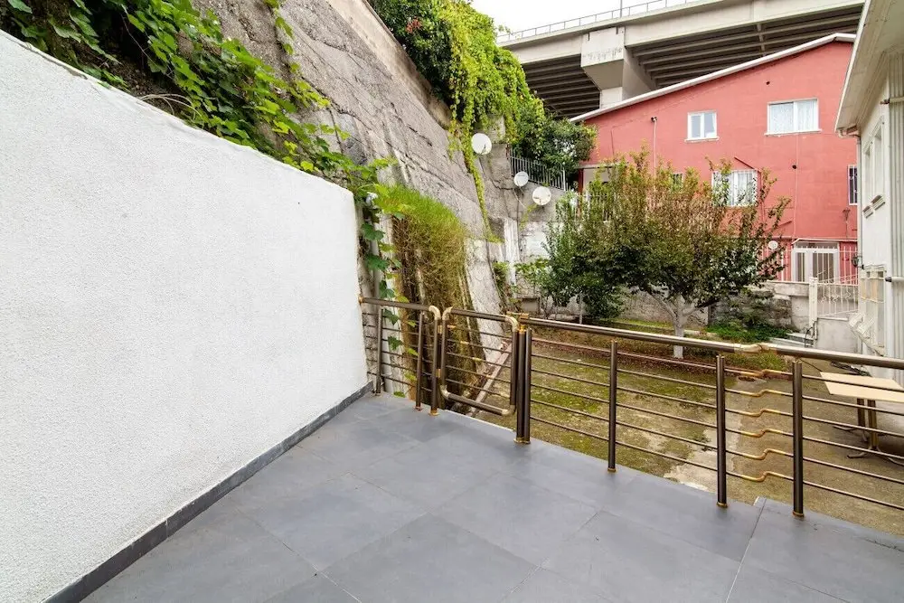 Стамбул: Sleek House With a Lovely Terrace in Besiktas