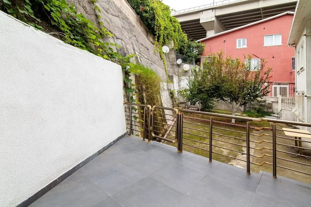 Стамбул: Sleek House With a Lovely Terrace in Besiktas