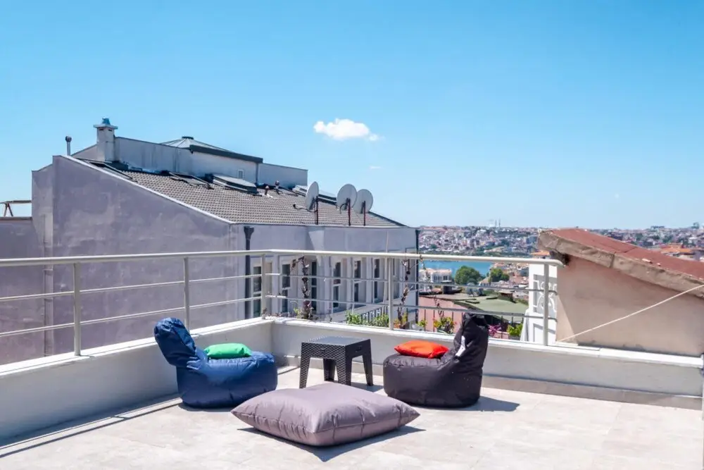 Стамбул: Central Flat With a Shared Terrace in Beyoglu