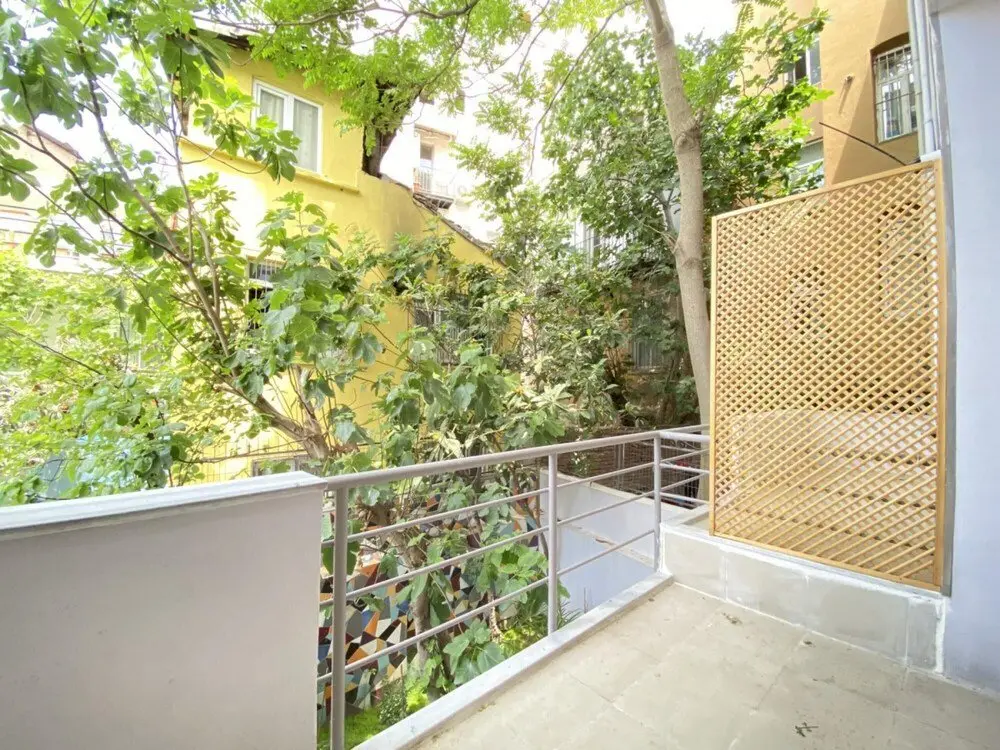 Стамбул: Flat With Balcony Near Flower Passage in Beyoglu