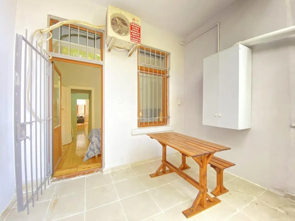 Стамбул: Flat With Balcony Near Flower Passage in Beyoglu