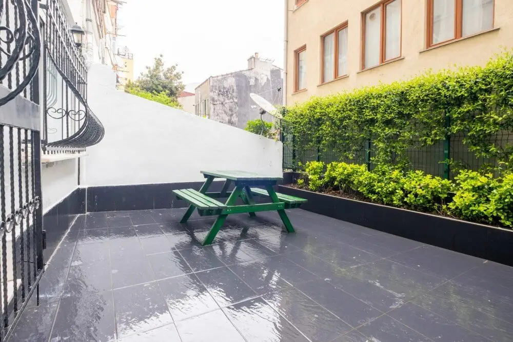 Home With Private Garden Close to Osmanbey Metro — фото 1