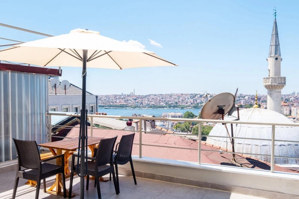 Стамбул: Flat With Balcony and Shared Terrace in Beyoglu