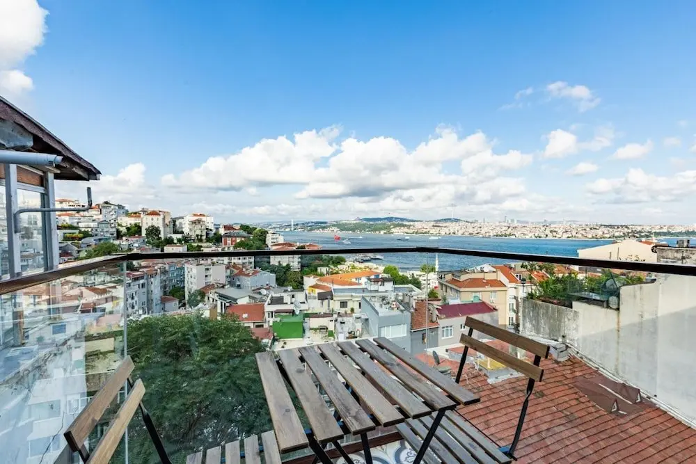 Стамбул: Central Apartment With Bosphorus View in Cihangir