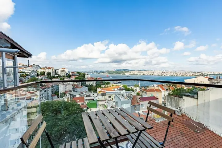 Стамбул: Central Apartment With Bosphorus View in Cihangir