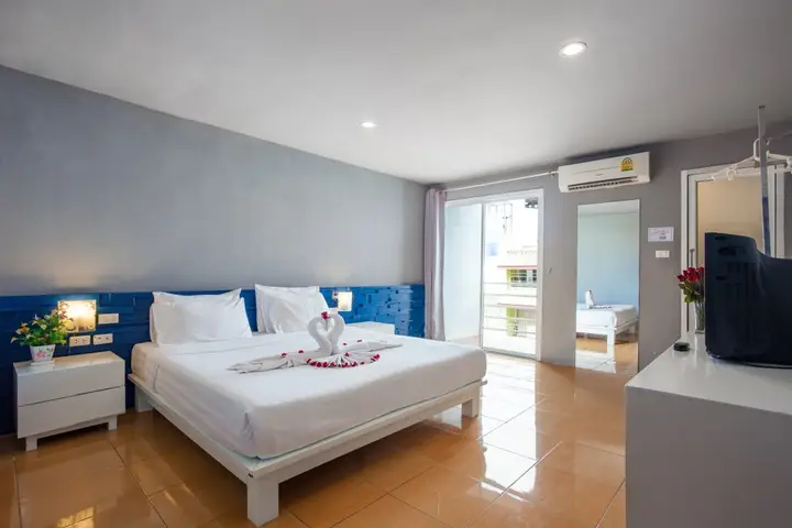 Кату: The Oddy Hip Hotel