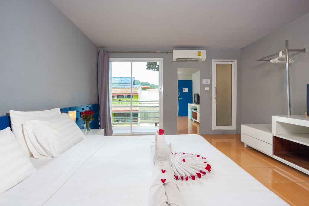 Кату: The Oddy Hip Hotel