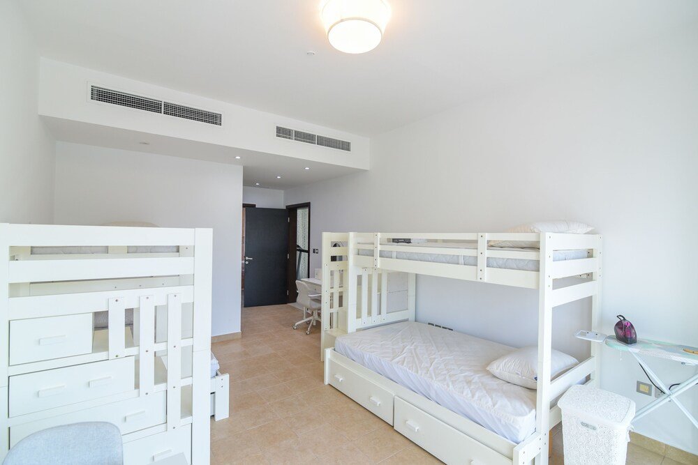 Дубай: GreenFuture - Huge Villa With Gardens and Terrace in JVT