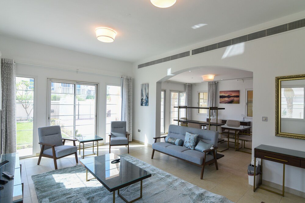 Дубай: GreenFuture - Huge Villa With Gardens and Terrace in JVT