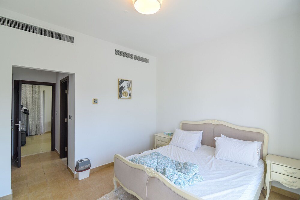 Дубай: GreenFuture - Huge Villa With Gardens and Terrace in JVT