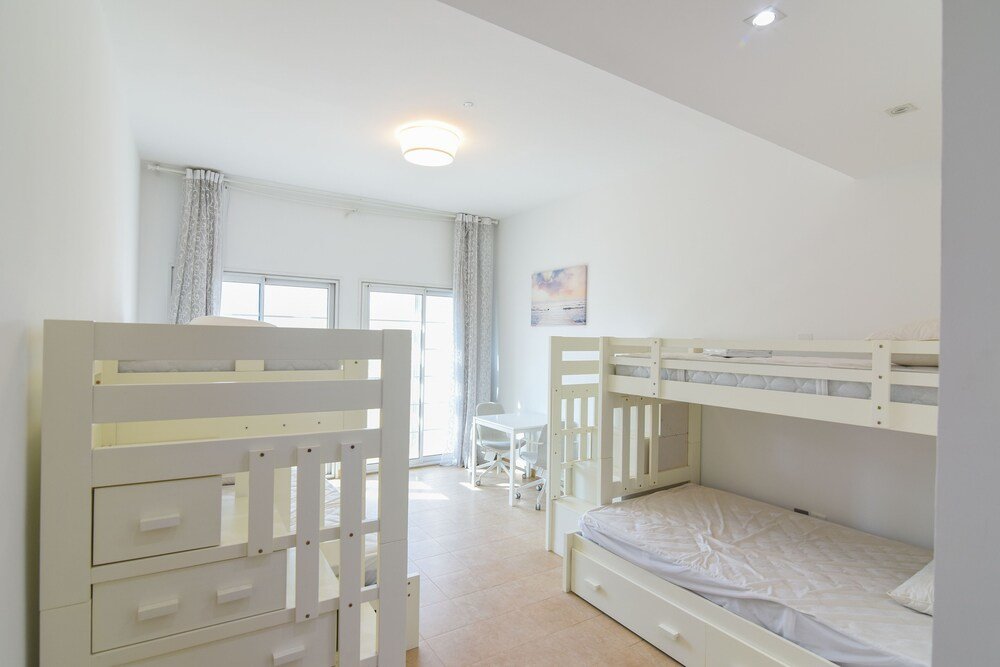 Дубай: GreenFuture - Huge Villa With Gardens and Terrace in JVT