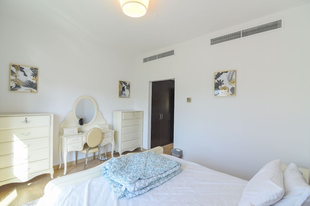 Дубай: GreenFuture - Huge Villa With Gardens and Terrace in JVT