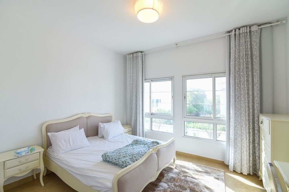 Дубай: GreenFuture - Huge Villa With Gardens and Terrace in JVT