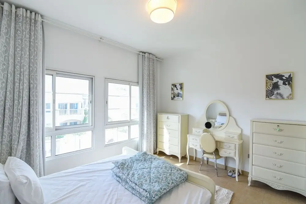 Дубай: GreenFuture - Huge Villa With Gardens and Terrace in JVT
