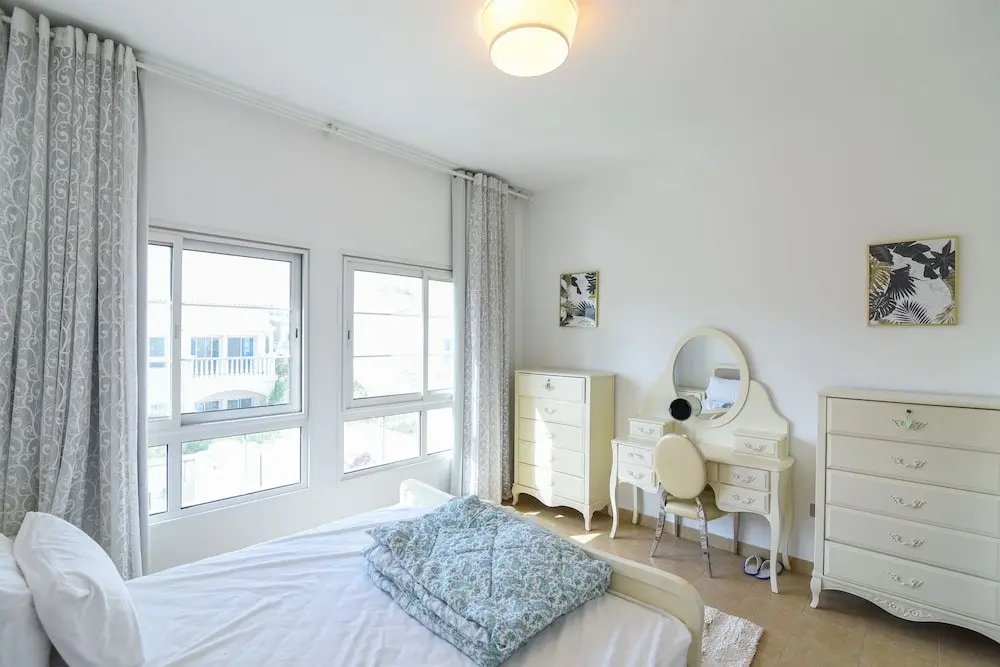 Дубай: GreenFuture - Huge Villa With Gardens and Terrace in JVT