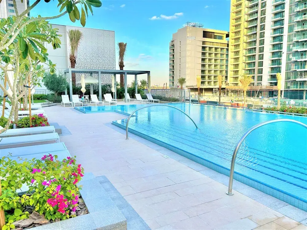 Дубай: Elegant Stay: Balcony & Stunning Dubai Creek Views