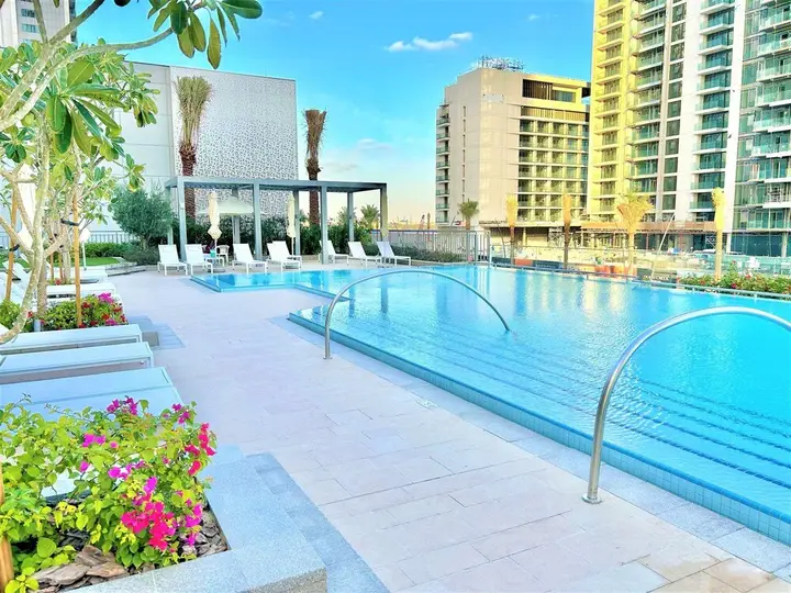 Дубай: Elegant Stay: Balcony & Stunning Dubai Creek Views