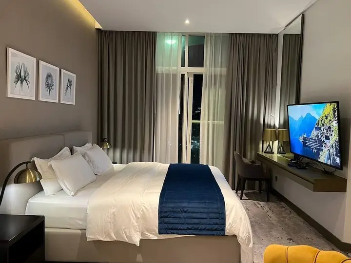 Дубай: Burj Khalifa Canal View Fully Furnished Studio At Damac Prive