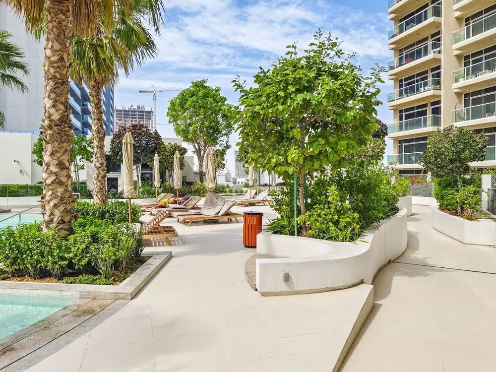 Дубай: Monty - Luxury Studio with Pool View in Vibrant Community