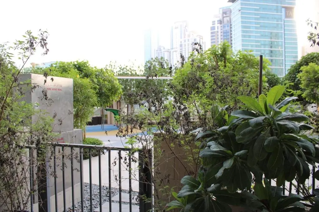 Дубай: Guests and Cohost - Luxe Apt With Huge Terrace Facing Swimming Pool