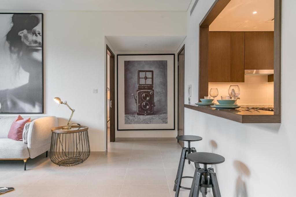 Дубай: Guests and Cohost - Luxe Apt With Huge Terrace Facing Swimming Pool