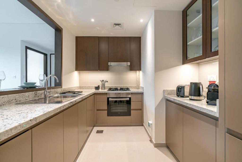 Дубай: Guests and Cohost - Luxe Apt With Huge Terrace Facing Swimming Pool