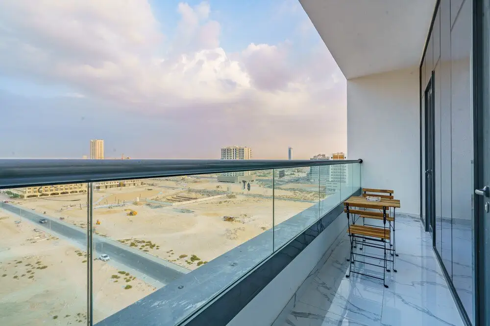 Guests and Cohost - Timeless and Stylish Apt with Balcony in DubaiLand — фото 1