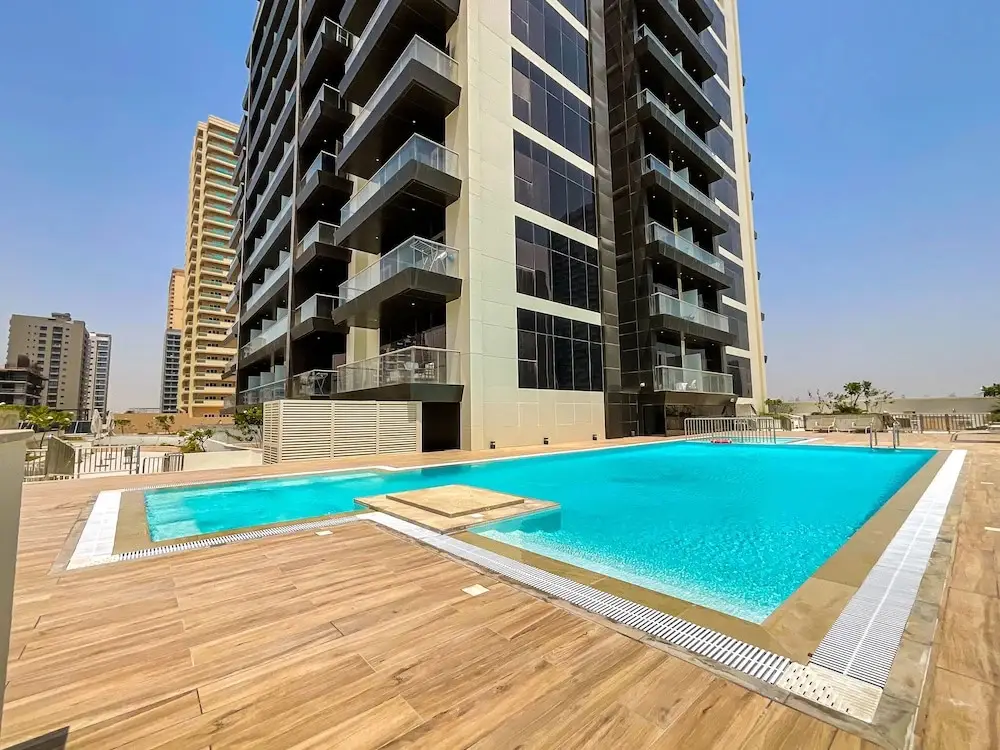 Дубай: WelHome - Evergreen Apartment Amidst Vibrant JVC With Pool