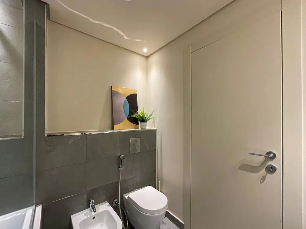 Дубай: WelHome - Evergreen Apartment Amidst Vibrant JVC With Pool