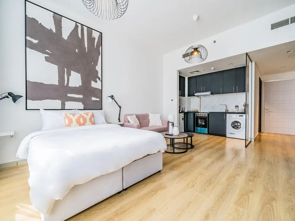Дубай: Guests and Cohost - Stylish Studio in JVC With Top City Views