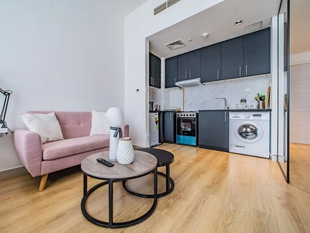 Дубай: Guests and Cohost - Stylish Studio in JVC With Top City Views