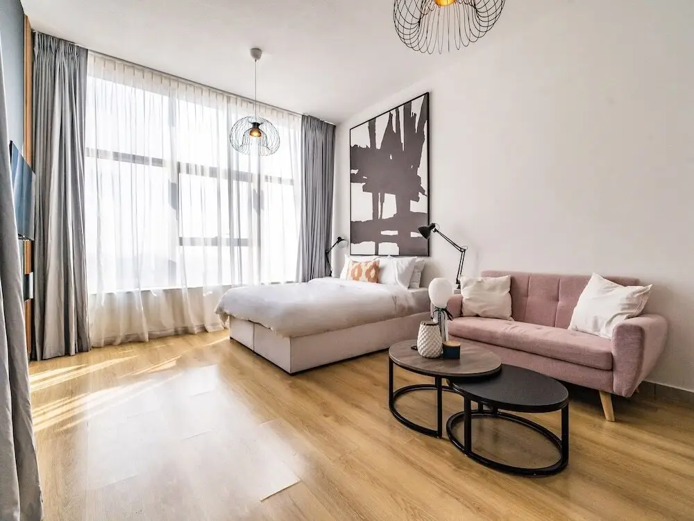 Дубай: Guests and Cohost - Stylish Studio in JVC With Top City Views