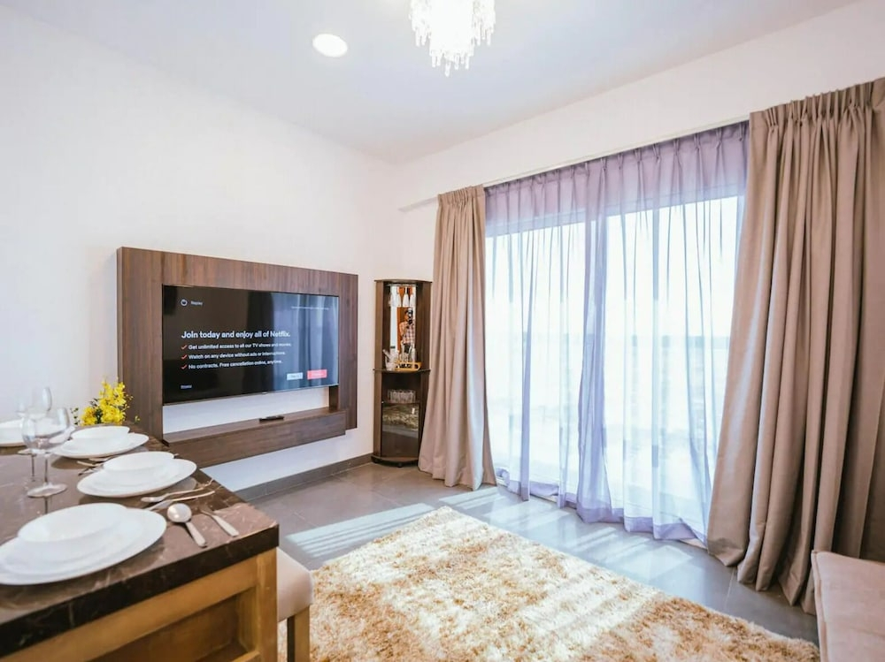 Дубай: Monty - Charming Unobstructed City Views By The Lake