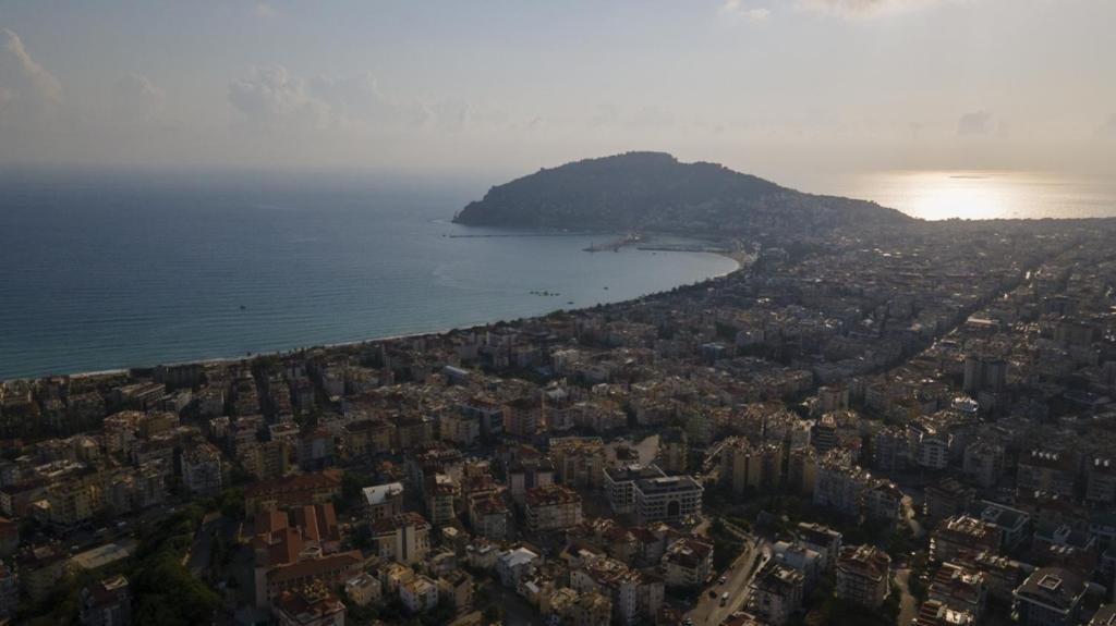 Аланья: Colorful Flat With Shared Pool and Spa in Alanya