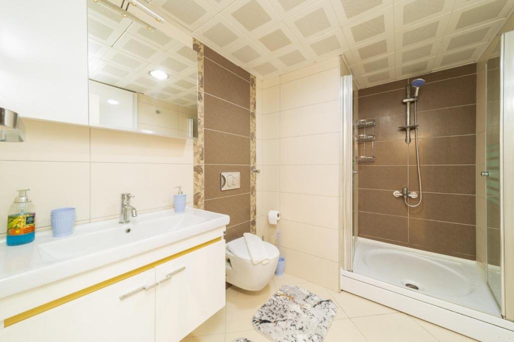 Аланья: Colorful Flat With Shared Pool and Spa in Alanya