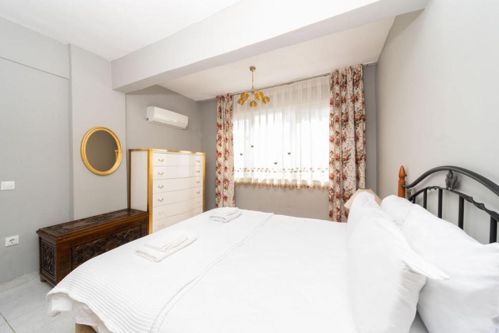 Анталья: Colorful Flat Close to the Coast in Muratpasa