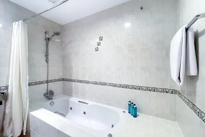 Дубай: The Waves Exude Luxury 1 BR Waterfront