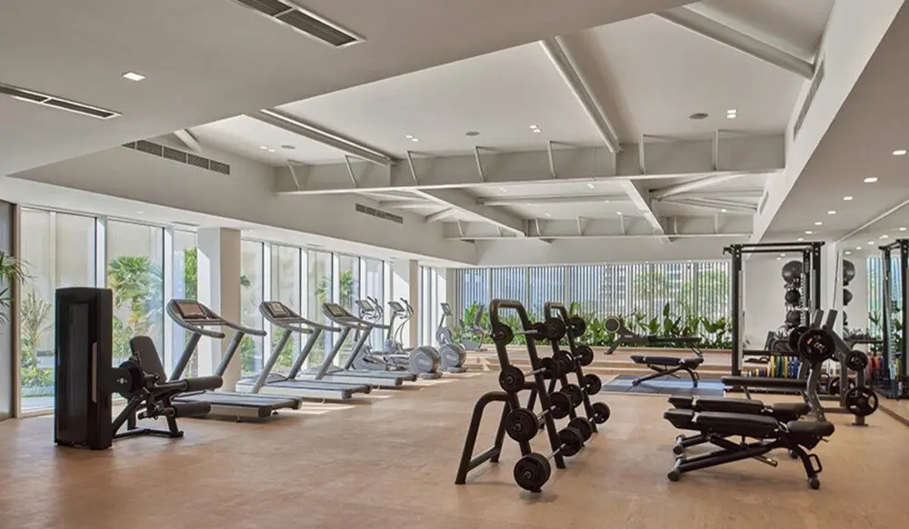 Дубай: Urban Resort w Golf Course Views Close to Beach