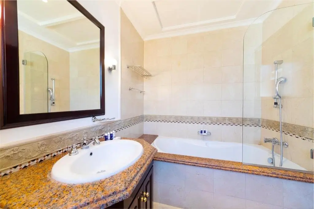 Дубай: Maison Privee - 5 Star Villa w Private Pool and Beach on Palm Jumeirah