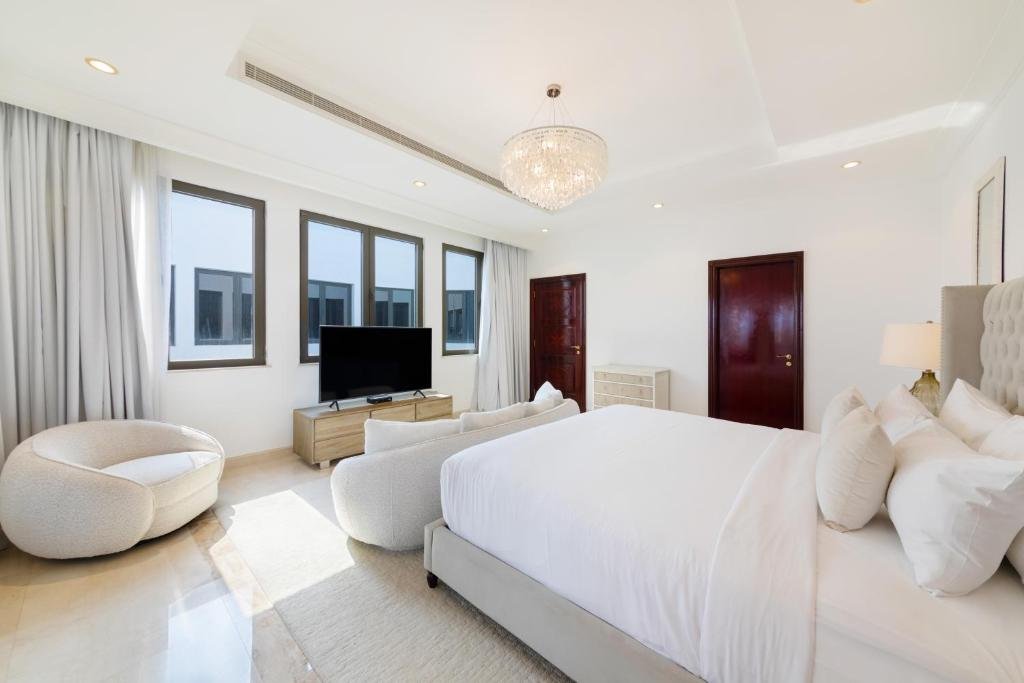 Дубай: Maison Privee - 5 Star Villa w Private Pool and Beach on Palm Jumeirah