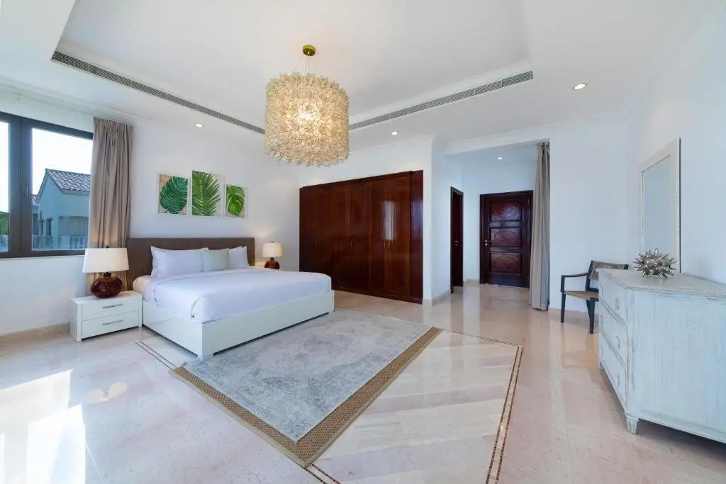 Дубай: Maison Privee - 5 Star Villa w Private Pool and Beach on Palm Jumeirah